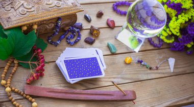 Masadaki tarot kartı, beyaz büyü, cadı için özellikler, aşk için sihir, sağlık, mutluluk için cazibe. Esrarengiz kavram