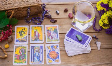 Masadaki tarot kartı, beyaz büyü, cadı için özellikler, aşk için sihir, sağlık, mutluluk için cazibe. Esrarengiz kavram