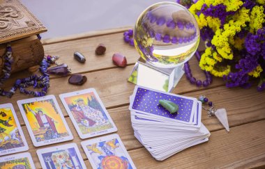 Masadaki tarot kartı, beyaz büyü, cadı için özellikler, aşk için sihir, sağlık, mutluluk için cazibe. Esrarengiz kavram