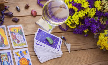 Masadaki tarot kartı, beyaz büyü, cadı için özellikler, aşk için sihir, sağlık, mutluluk için cazibe. Esrarengiz kavram