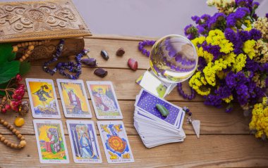 Masadaki tarot kartı, beyaz büyü, cadı için özellikler, aşk için sihir, sağlık, mutluluk için cazibe. Esrarengiz kavram