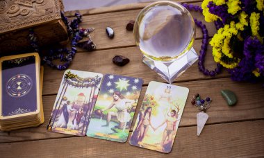 Masadaki tarot kartı, beyaz büyü, cadı için özellikler, aşk için sihir, sağlık, mutluluk için cazibe. Esrarengiz kavram
