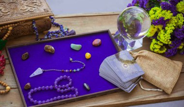Masadaki tarot kartı, beyaz büyü, cadı için özellikler, aşk için sihir, sağlık, mutluluk için cazibe. Esrarengiz kavram