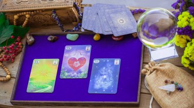 Masadaki tarot kartı, beyaz büyü, cadı için özellikler, aşk için sihir, sağlık, mutluluk için cazibe. Esrarengiz kavram