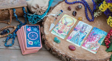 Masadaki tarot kartı, beyaz büyü, cadı için özellikler, aşk için sihir, sağlık, mutluluk için cazibe. Esrarengiz kavram