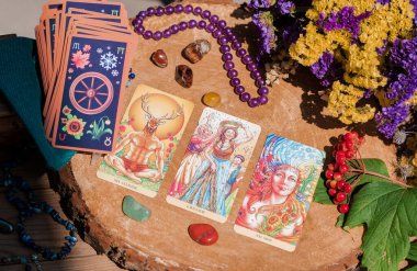Masadaki tarot kartı, beyaz büyü, cadı için özellikler, aşk için sihir, sağlık, mutluluk için cazibe. Esrarengiz kavram