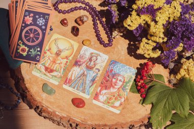 Masadaki tarot kartı, beyaz büyü, cadı için özellikler, aşk için sihir, sağlık, mutluluk için cazibe. Esrarengiz kavram