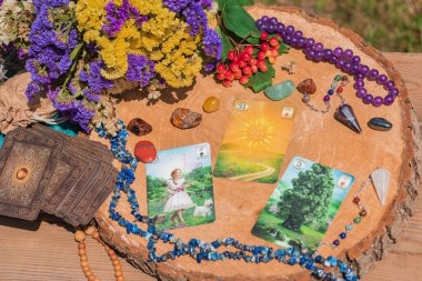 Masadaki tarot kartı, beyaz büyü, cadı için özellikler, aşk için sihir, sağlık, mutluluk için cazibe. Esrarengiz kavram