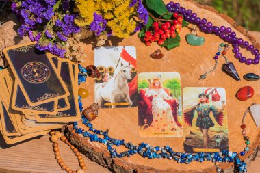 Masadaki tarot kartı, beyaz büyü, cadı için özellikler, aşk için sihir, sağlık, mutluluk için cazibe. Esrarengiz kavram