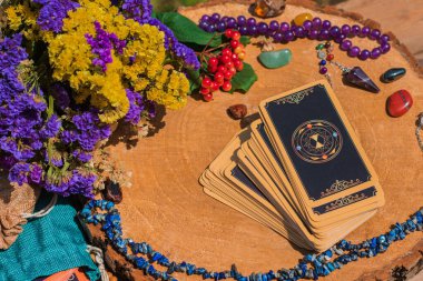 Masadaki tarot kartı, beyaz büyü, cadı için özellikler, aşk için sihir, sağlık, mutluluk için cazibe. Esrarengiz kavram