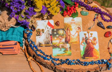 Masadaki tarot kartı, beyaz büyü, cadı için özellikler, aşk için sihir, sağlık, mutluluk için cazibe. Esrarengiz kavram
