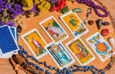 Masadaki tarot kartı, beyaz büyü, cadı için özellikler, aşk için sihir, sağlık, mutluluk için cazibe. Esrarengiz kavram