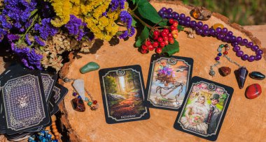 Masadaki tarot kartı, beyaz büyü, cadı için özellikler, aşk için sihir, sağlık, mutluluk için cazibe. Esrarengiz kavram