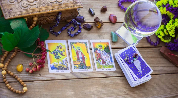 Masadaki tarot kartı, beyaz büyü, cadı için özellikler, aşk için sihir, sağlık, mutluluk için cazibe. Esrarengiz kavram