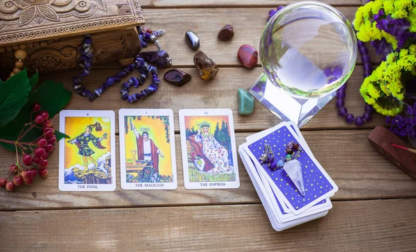 Masadaki tarot kartı, beyaz büyü, cadı için özellikler, aşk için sihir, sağlık, mutluluk için cazibe. Esrarengiz kavram