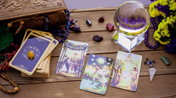 Masadaki tarot kartı, beyaz büyü, cadı için özellikler, aşk için sihir, sağlık, mutluluk için cazibe. Esrarengiz kavram