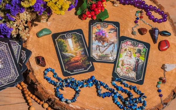 Tarot Kártya Asztalon Fehér Mágia Attribútumok Boszorkány Mágia Szerelem Egészség — Stock Fotó