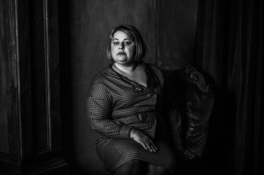 Olgun, olgun, olgun kadın yaşam tarzında şık takım elbiseli, olgun bir kadın.