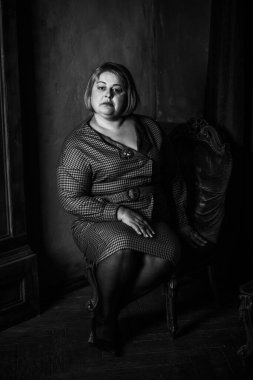 Olgun, olgun, olgun kadın yaşam tarzında şık takım elbiseli, olgun bir kadın.