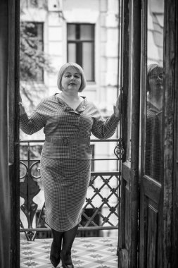 Olgun, olgun, olgun kadın yaşam tarzında şık takım elbiseli, olgun bir kadın.