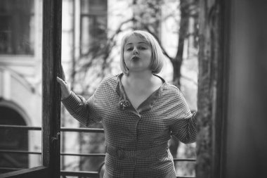 Olgun, olgun, olgun kadın yaşam tarzında şık takım elbiseli, olgun bir kadın.