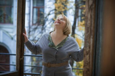 Olgun, olgun, olgun kadın yaşam tarzında şık takım elbiseli, olgun bir kadın.