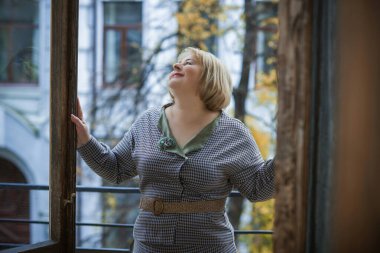 Olgun, olgun, olgun kadın yaşam tarzında şık takım elbiseli, olgun bir kadın.