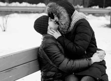 Genç aşıklar, erkek ve kadın randevudalar. Aşık genç adam ve kadın