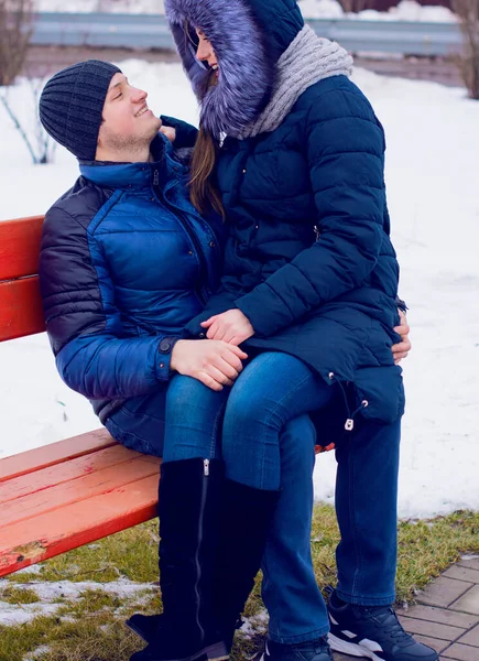 Amantes Jóvenes Hombre Mujer Una Cita Joven Mujer Entusiasmados — Foto de Stock