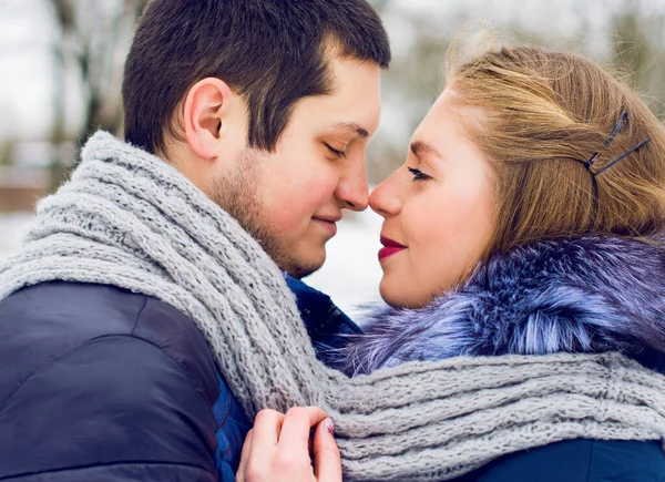 Amantes Jóvenes Hombre Mujer Una Cita Joven Mujer Entusiasmados — Foto de Stock