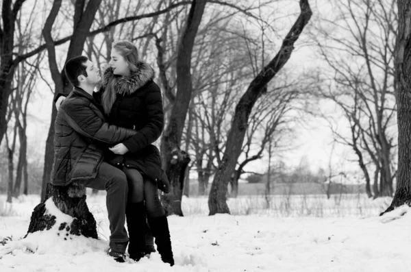 Jonge Geliefden Man Vrouw Een Date Geëmailleerde Jonge Man Vrouw — Stockfoto