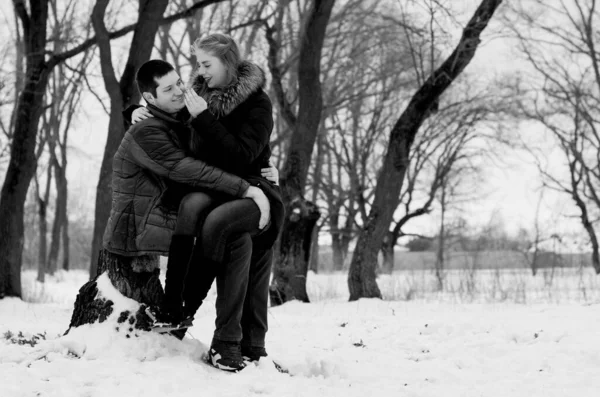 Amantes Jóvenes Hombre Mujer Una Cita Joven Mujer Entusiasmados — Foto de Stock