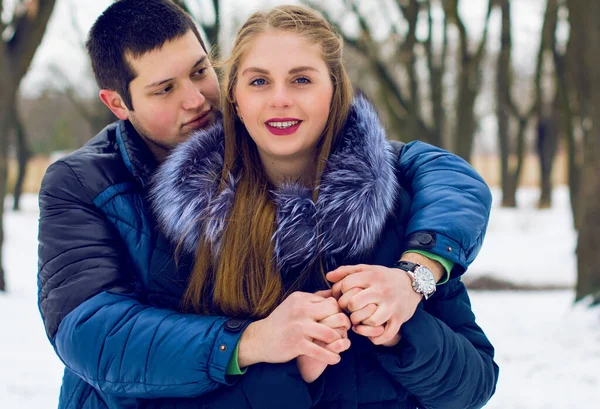 Jonge Geliefden Man Vrouw Een Date Geëmailleerde Jonge Man Vrouw — Stockfoto