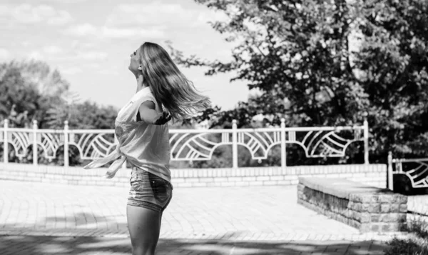 Mulher Cabelo Loiro Jovem Estudante Divertir Sentir Liberdade Parque Cidade — Fotografia de Stock