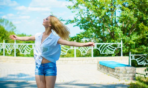 Mulher Cabelo Loiro Jovem Estudante Divertir Sentir Liberdade Parque Cidade — Fotografia de Stock