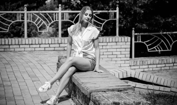 Mladé Blond Vlasy Žena Student Baví Pocit Svobody Městském Parku — Stock fotografie