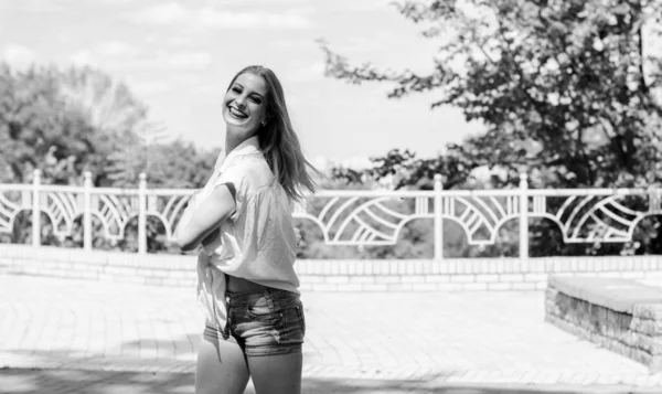 Mujer Pelo Rubio Joven Estudiante Divertirse Sentir Libertad Parque Ciudad — Foto de Stock