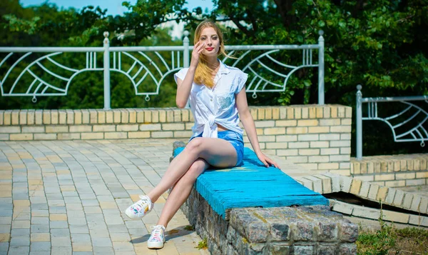 Jonge Blonde Haarvrouw Student Hebben Plezier Het Gevoel Van Vrijheid — Stockfoto
