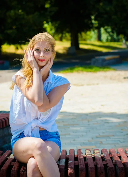 Молодая Блондинка Студентка Веселится Чувствует Свободу Городском Парке Красивая Европейская — стоковое фото