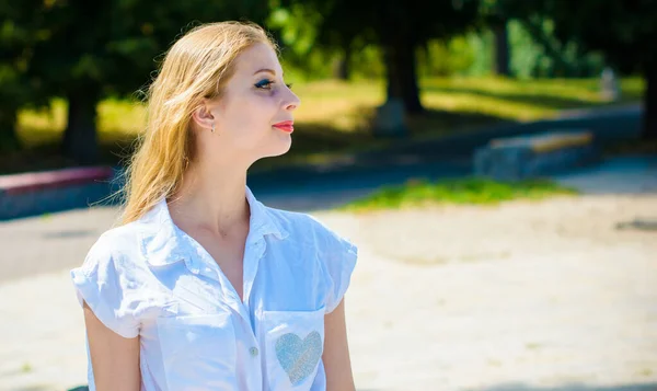 Genç Sarışın Kadın Öğrenci Şehir Parkında Eğleniyor Özgürlüğü Hissediyor Güzel — Stok fotoğraf