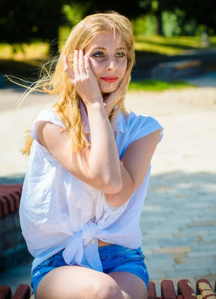 Mladé Blond Vlasy Žena Student Baví Pocit Svobody Městském Parku — Stock fotografie