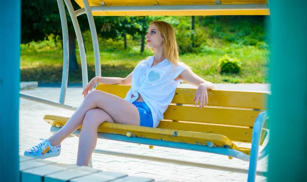 Молодая Блондинка Студентка Веселится Чувствует Свободу Городском Парке Красивая Европейская — стоковое фото