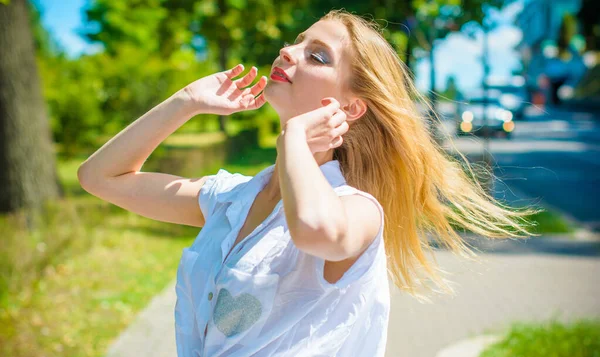 Mulher Cabelo Loiro Jovem Estudante Divertir Sentir Liberdade Parque Cidade — Fotografia de Stock