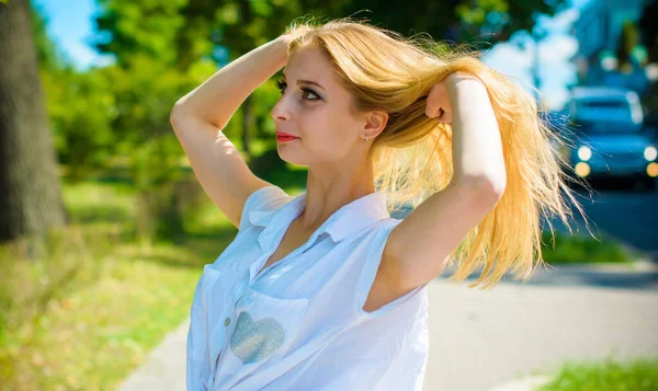 Mulher Cabelo Loiro Jovem Estudante Divertir Sentir Liberdade Parque Cidade — Fotografia de Stock