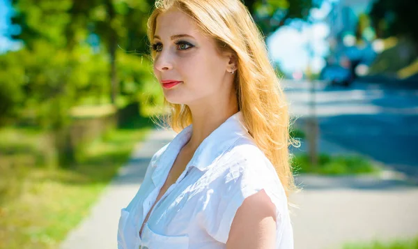 Mulher Cabelo Loiro Jovem Estudante Divertir Sentir Liberdade Parque Cidade — Fotografia de Stock