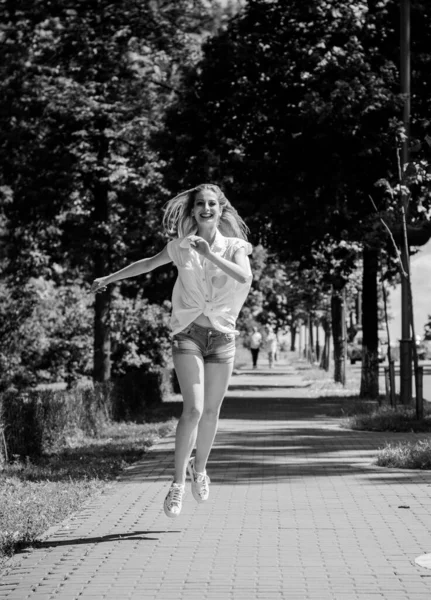 Mulher Cabelo Loiro Jovem Estudante Divertir Sentir Liberdade Parque Cidade — Fotografia de Stock