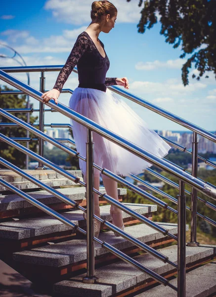 Mujer Joven Tutú Blanco Bailando Paisaje Verde Hermosa Bailarina Mostrando — Foto de Stock