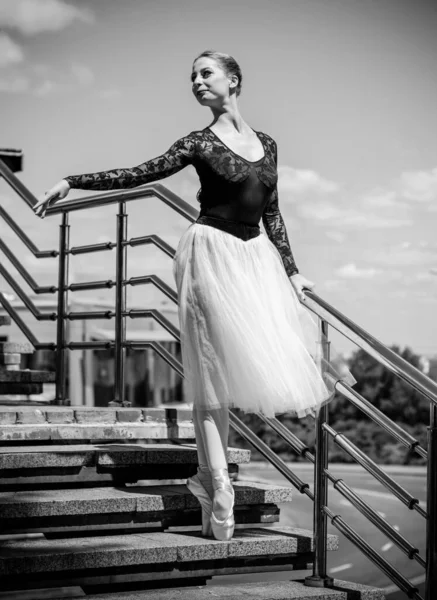 Fiatal Fehér Tütüben Táncol Zöld Tájban Gyönyörű Balerina Klasszikus Balett — Stock Fotó