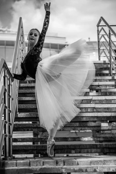 Mladá Žena Bílém Tutu Tančí Zelené Krajině Krásná Baletka Ukazující — Stock fotografie