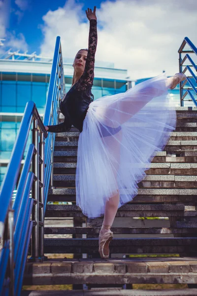 Giovane Donna Tutù Bianco Che Balla Nel Verde Bella Ballerina — Foto Stock